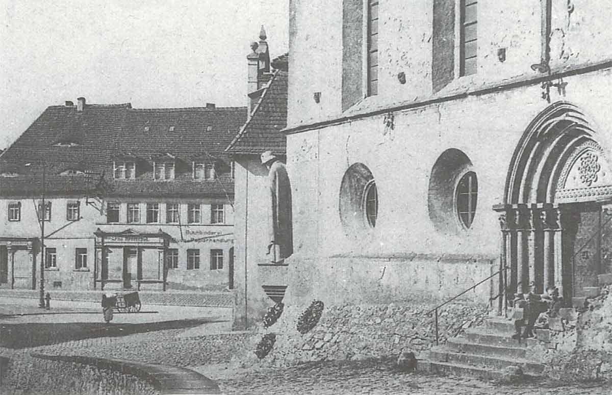 Kirche mit Denkmal, Nossen, Aufnahme von 1922